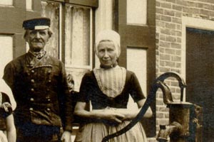 Isa�c Matthijse voor de boerderij.