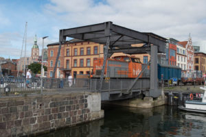 Vertrek over de spoorbrug