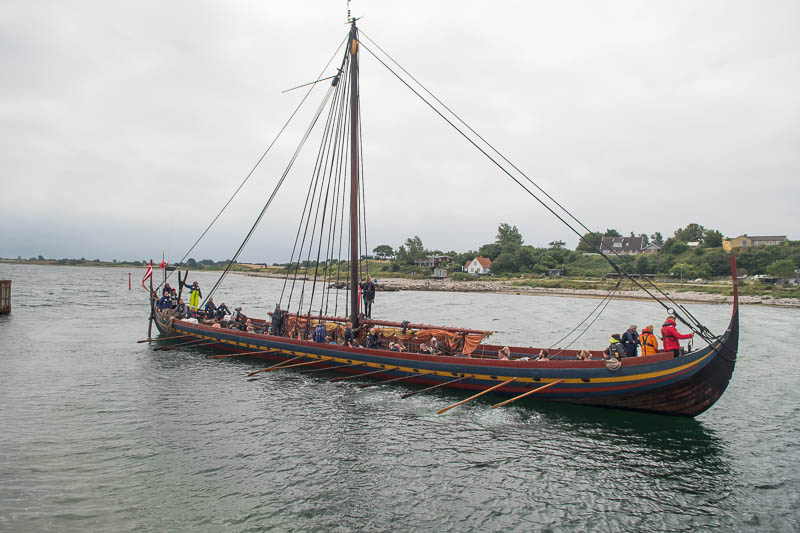 Vikingschip voor de haven